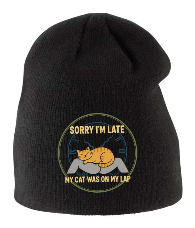 Detská čiapka Sorry Im Late Mačka Na kolenách Hodiny Počkaj